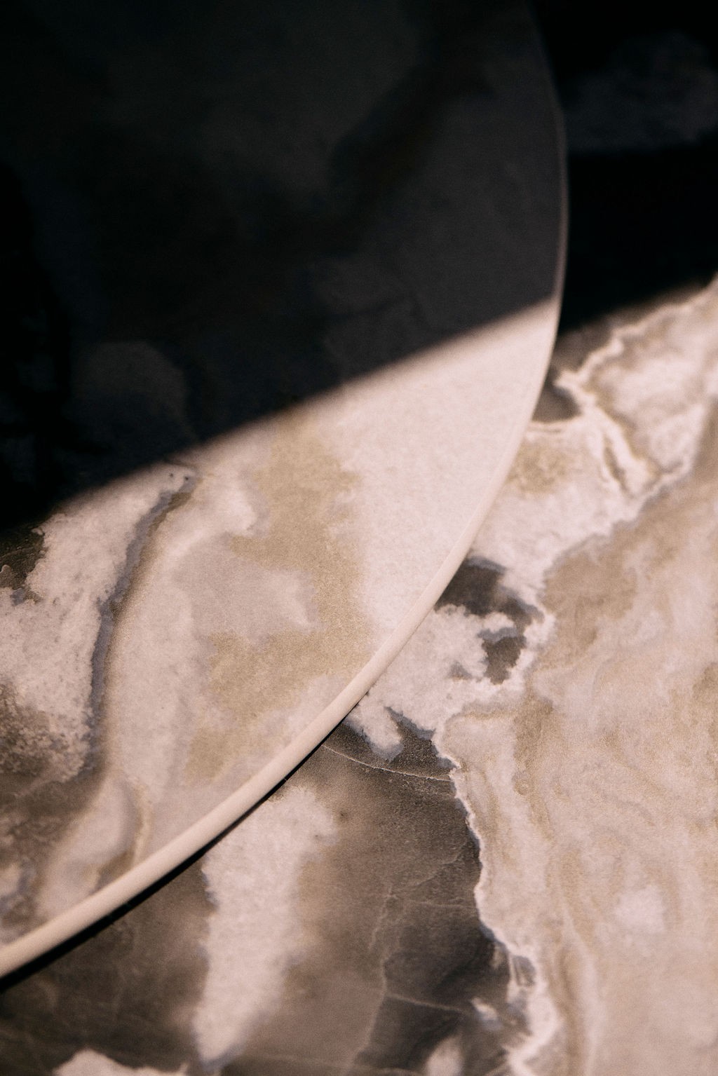 Detailaufnahmen von Stein und Holz.