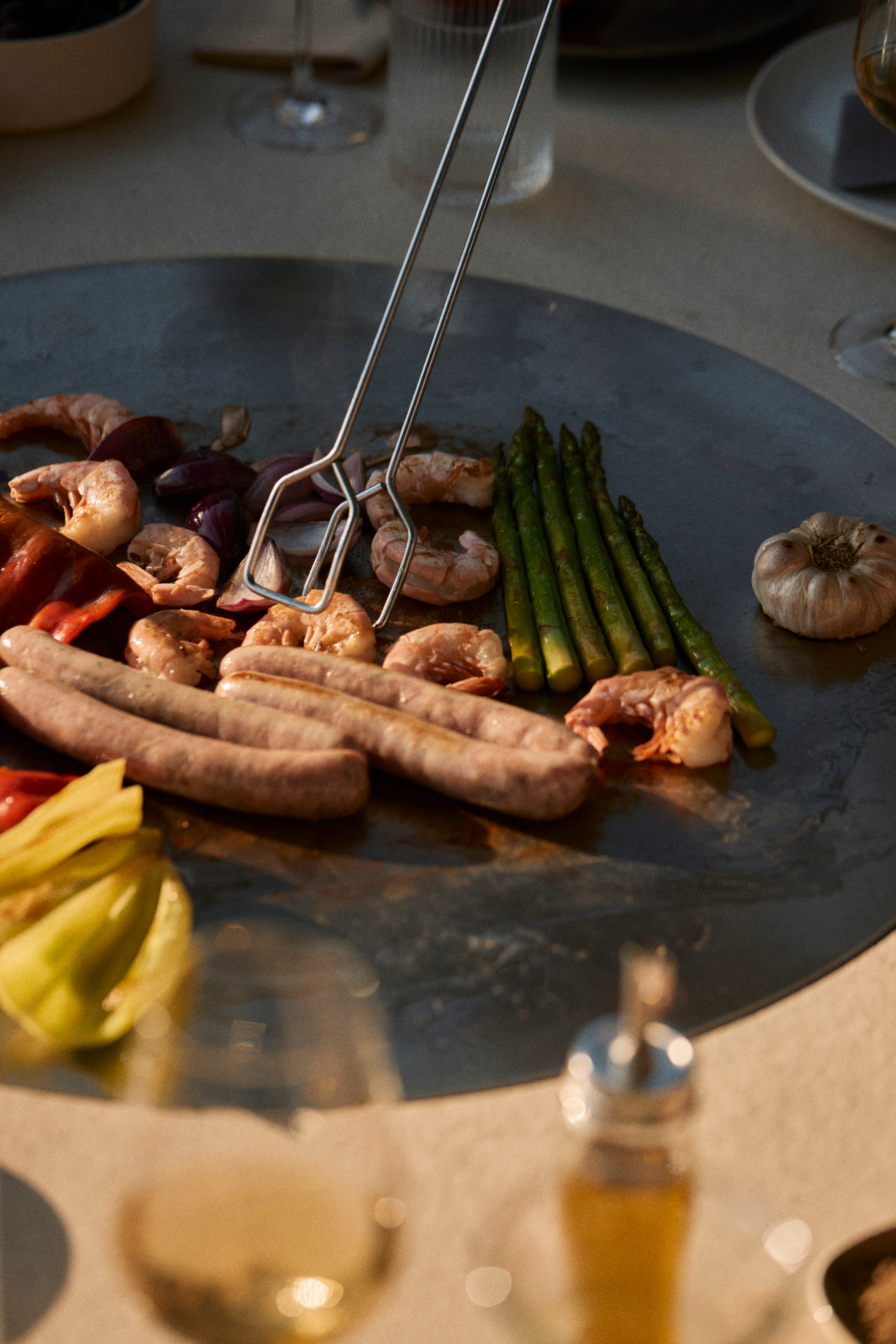 Gemüse auf einer runden Grillplatte.