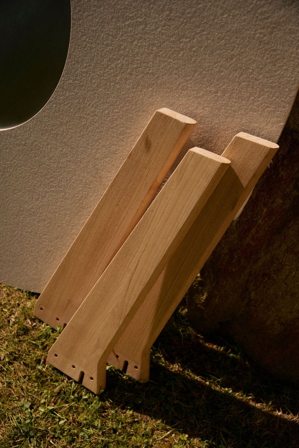 Detailaufnahmen von Stein und Holz.