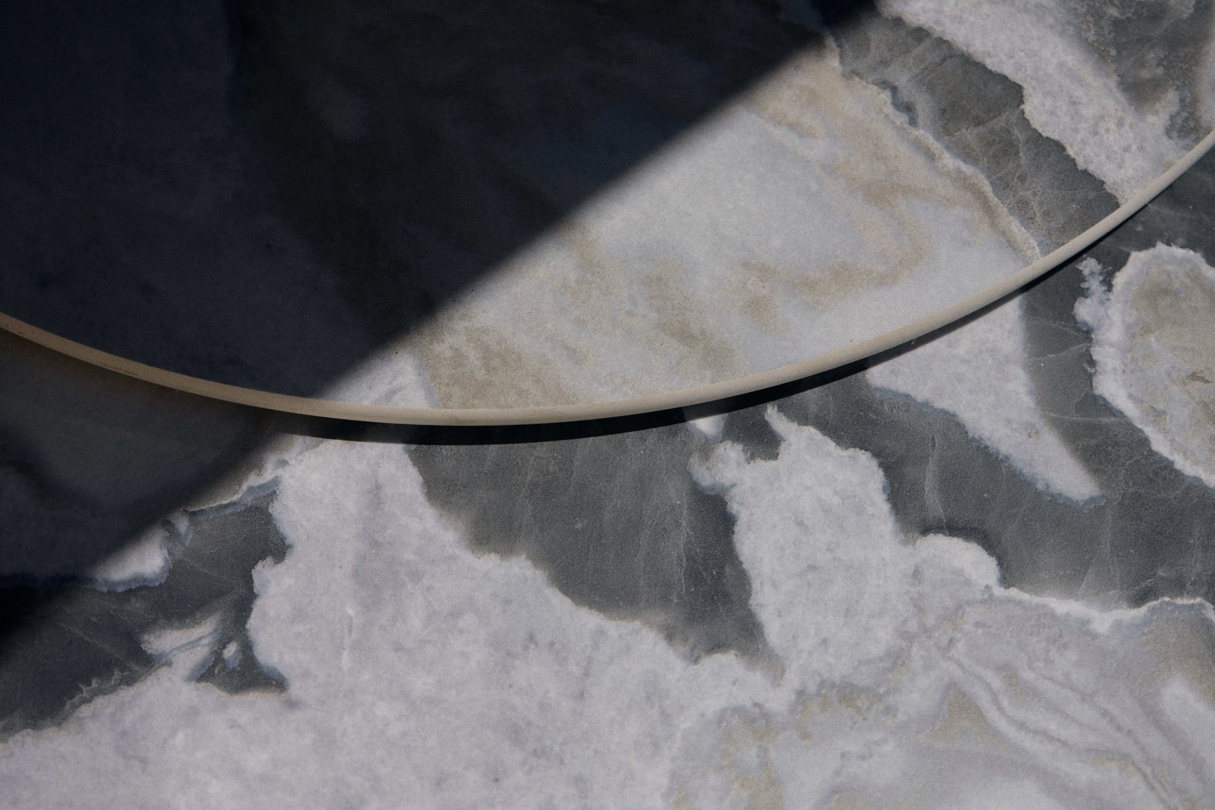 Detailaufnahmen von Stein und Holz.