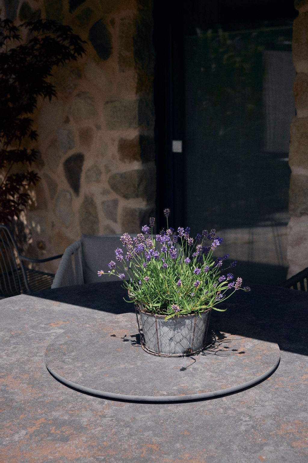 Detailaufnahmen von Stein und Holz.